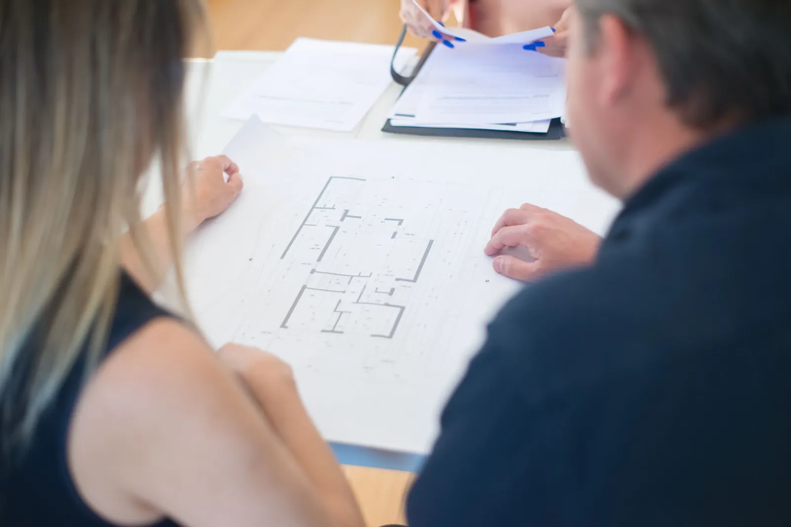 Twee mensen bekijken samen de plattegrond van een pand