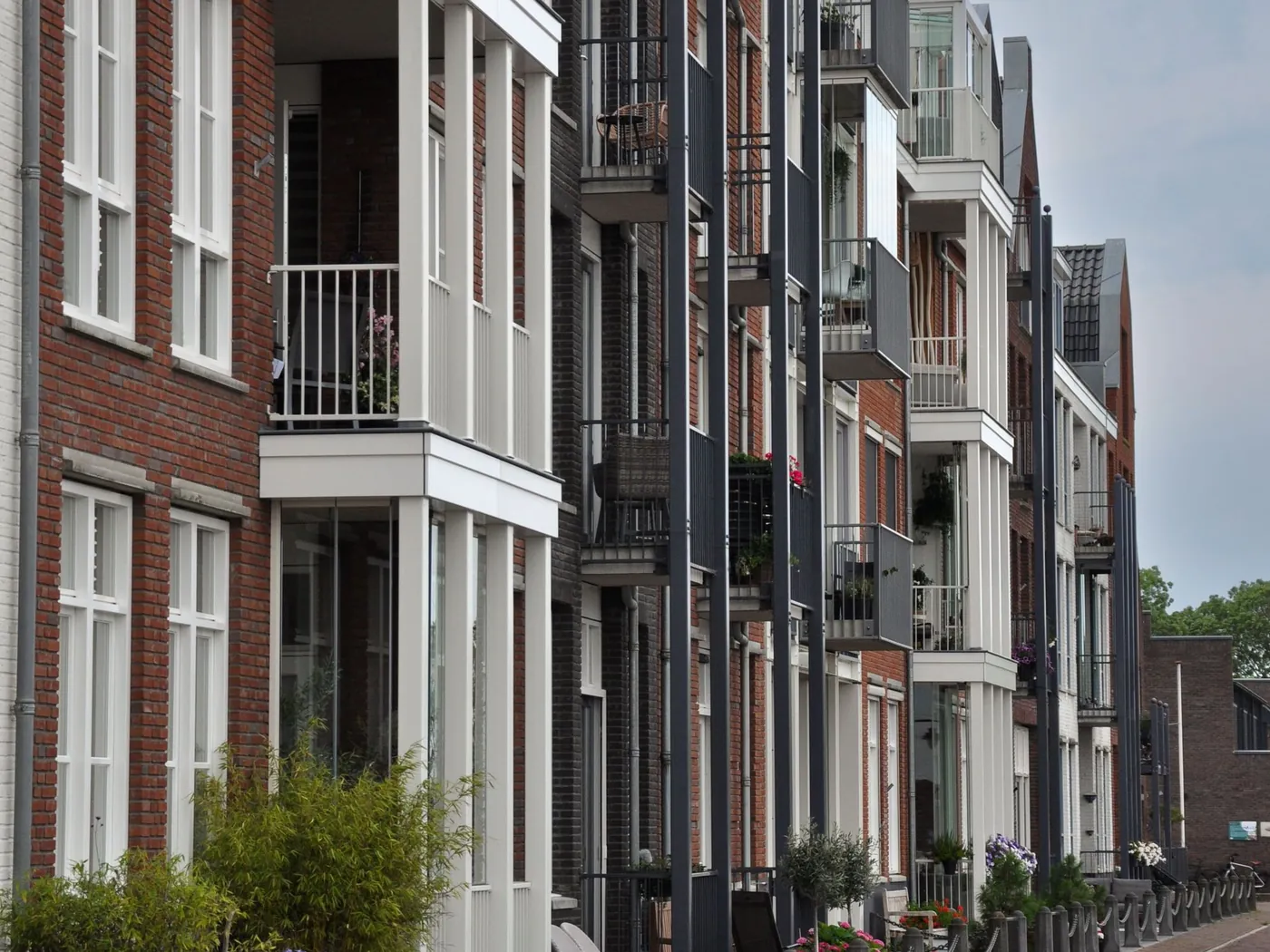 Appartementen met balkons in een Nederlandse straat
