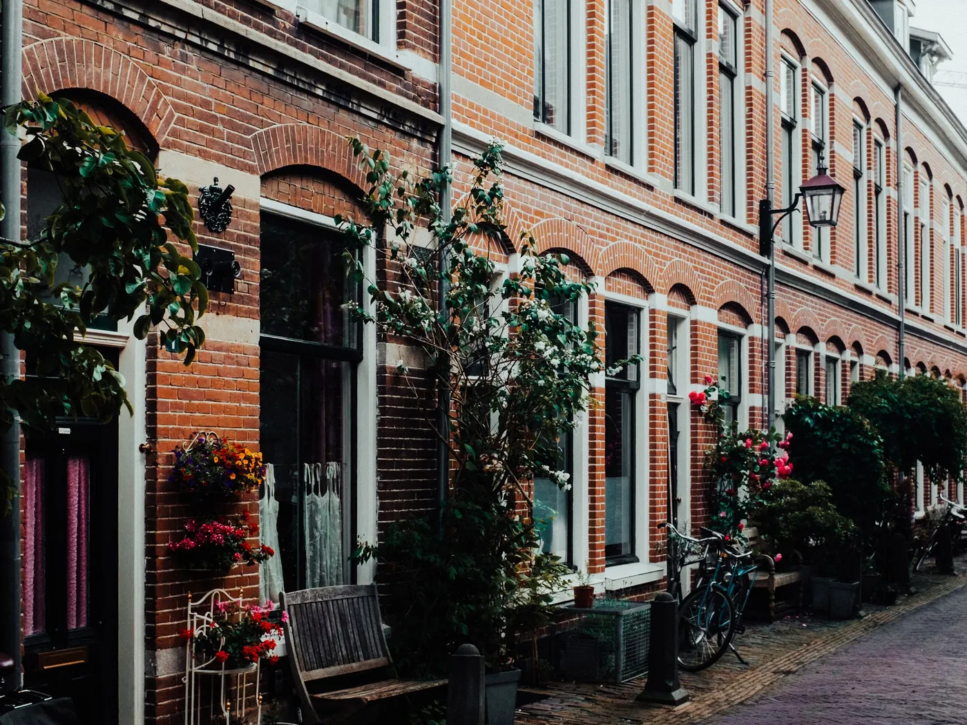 Straat met bakstenen rijwoningen in Nederland